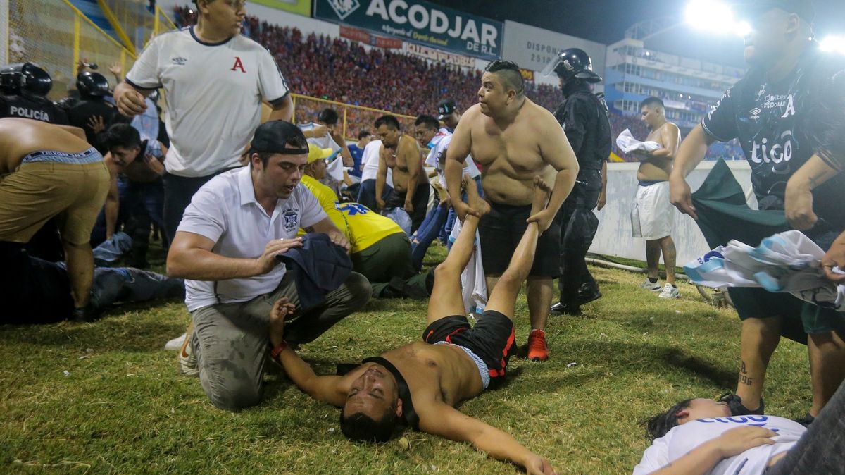 V tlačenici na fotbalovém stadionu v Salvadoru zemřelo 12 lidí